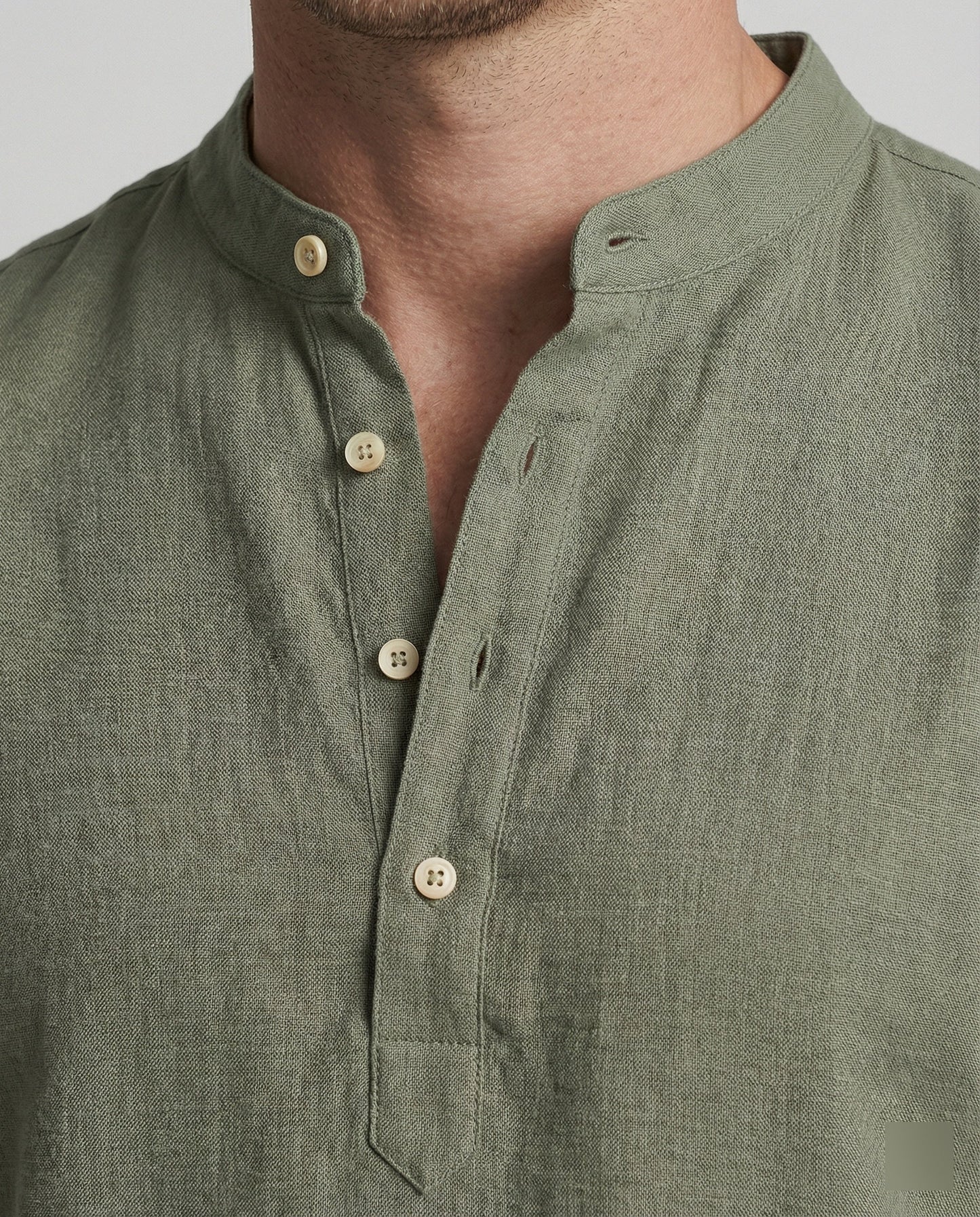 Dettaglio scollo a V — polo uomo