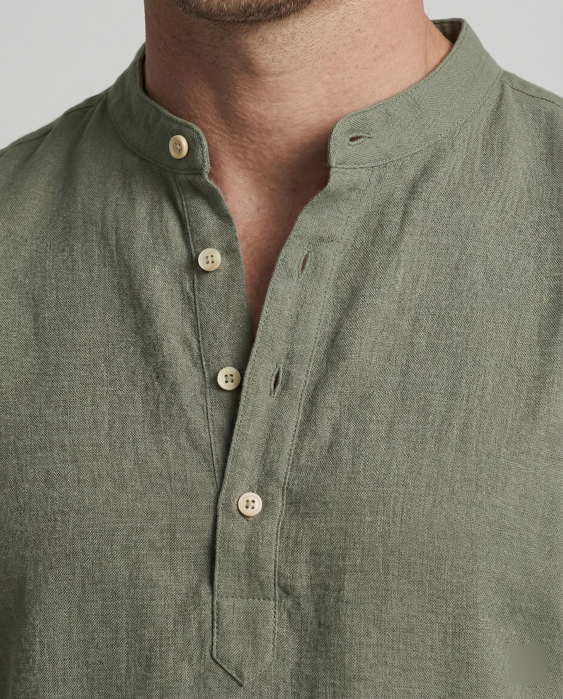 Dettaglio scollo a V — polo uomo
