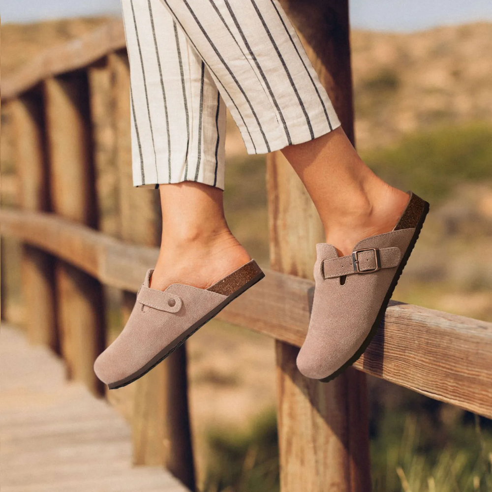 Leana Sabots Donna – Enfiler in Daim con Boucle Réglable & Semelle Comfort Anatomique